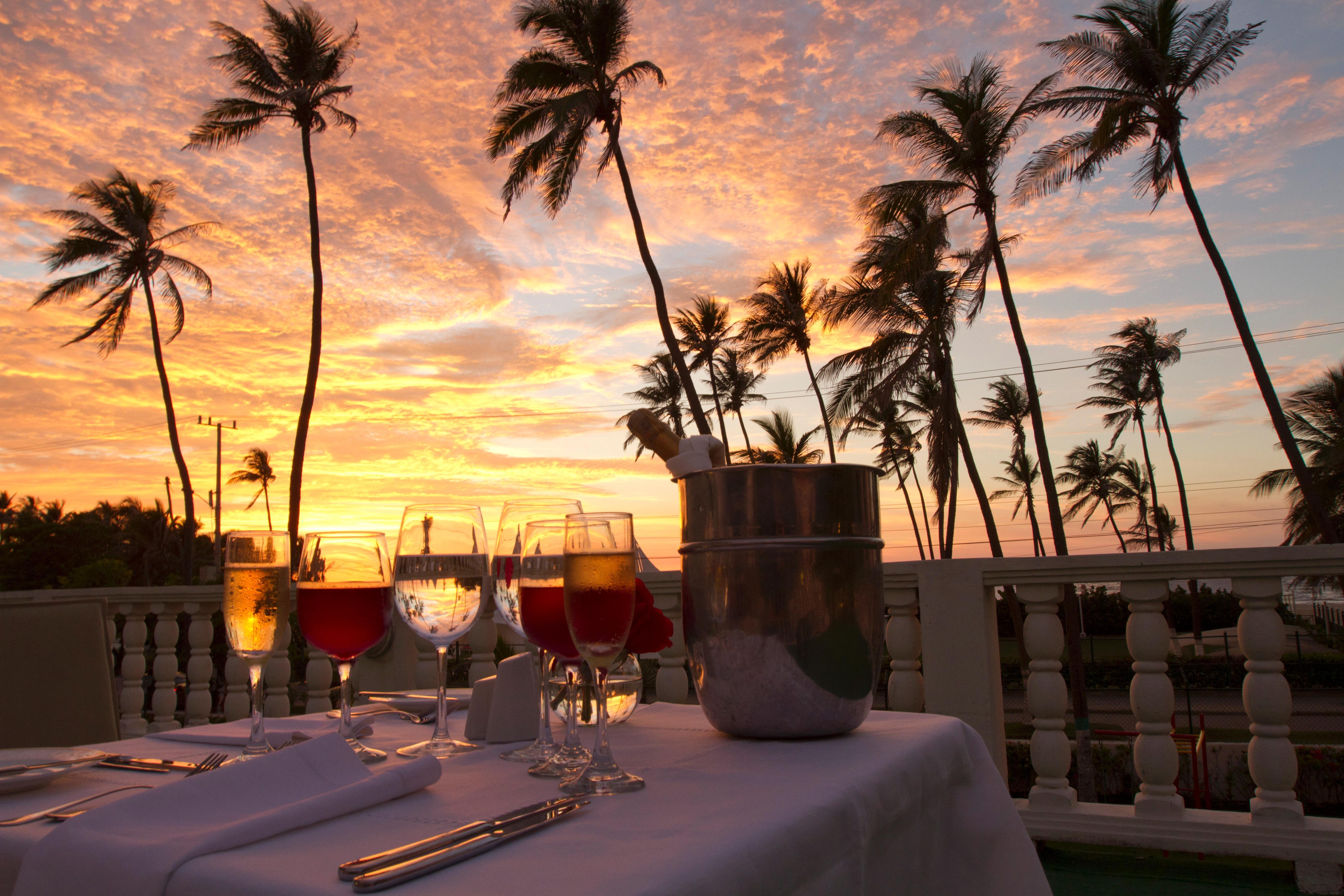Hotel Caribe By Faranda Grand, A Member Of Radisson Individuals Cartagena Eksteriør bilde Sunset at the Four Seasons Hotel
