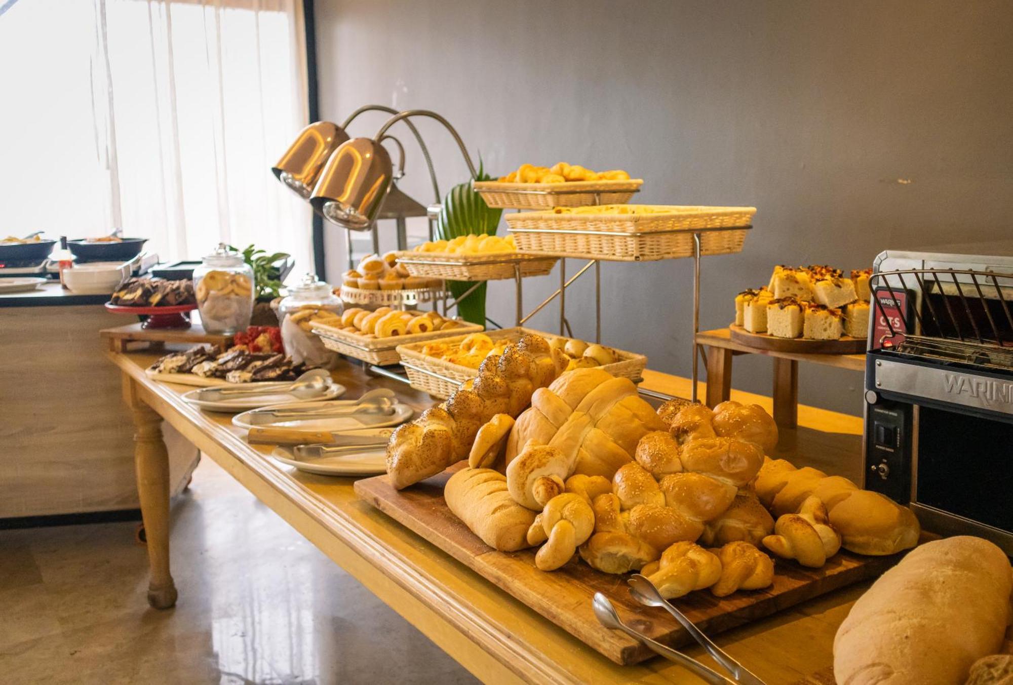 Hotel Caribe By Faranda Grand, A Member Of Radisson Individuals Cartagena Eksteriør bilde A bread buffet