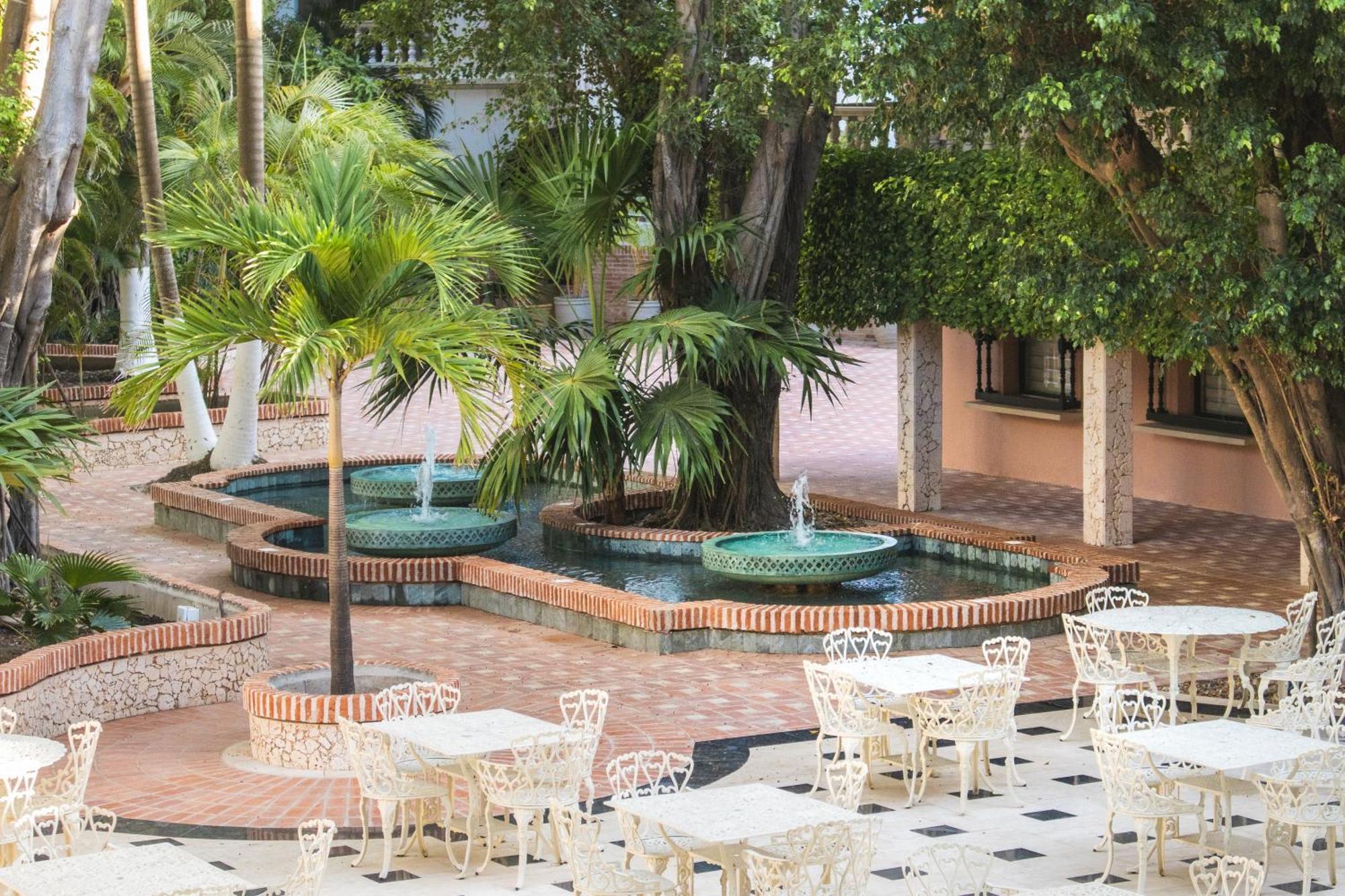 Hotel Caribe By Faranda Grand, A Member Of Radisson Individuals Cartagena Eksteriør bilde Fountain at the center of the mall